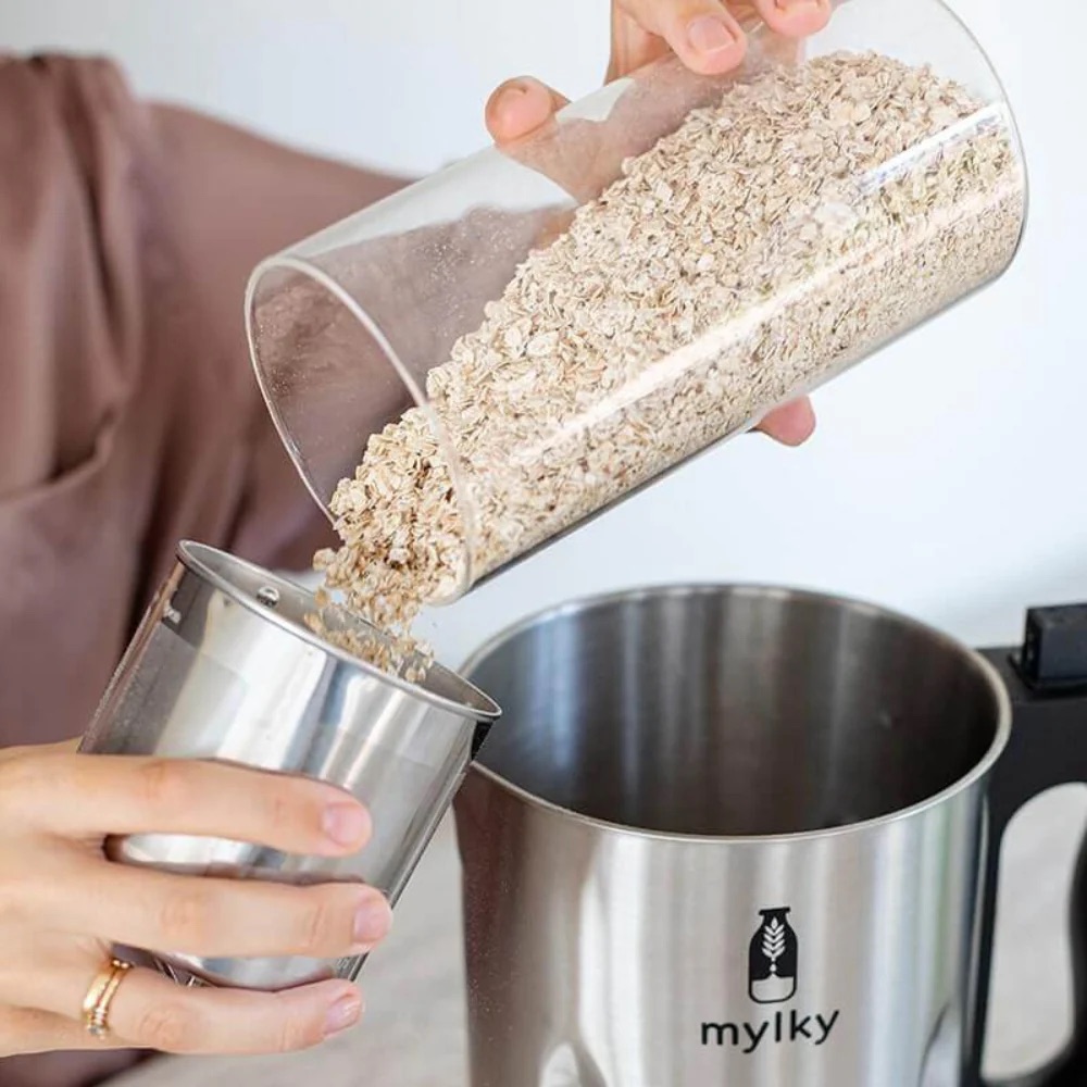 Preparazione del latte vegetale con la macchina Mylky in cucina
